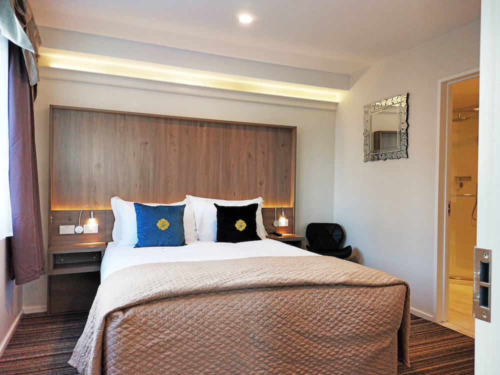 Business Class Three Bedroom Suite photo 2