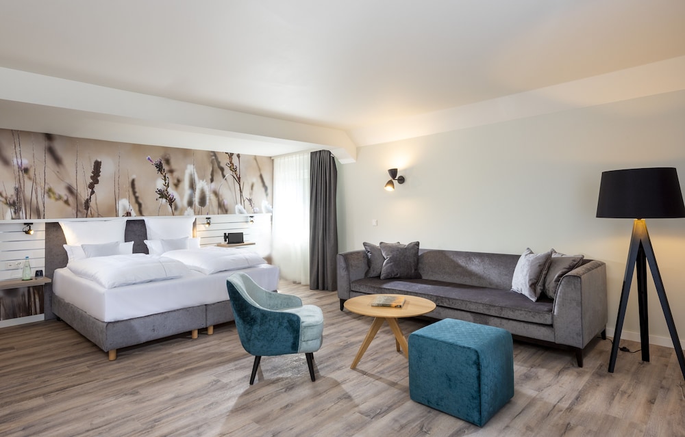 Deluxe Room, 1 King Bed with Sofa bed, Non Smoking, Air conditioning photo 3