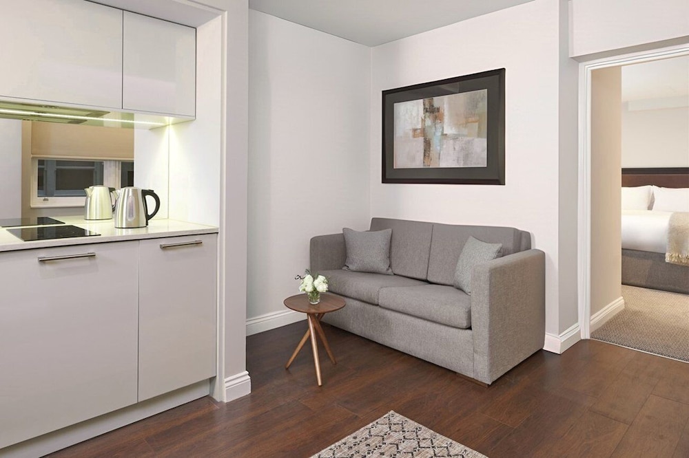 Premier Room, 1 King Bed photo 2