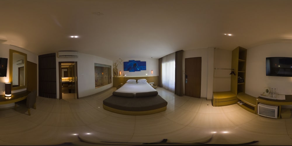 Grand Room, 1 Queen Bed, Pool View photo 3