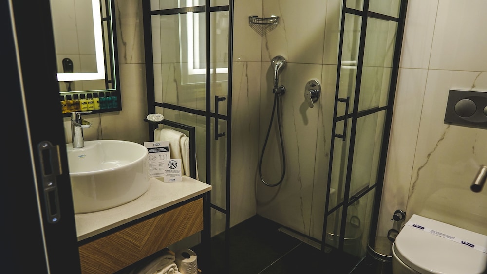 Standard Twin Room, 2 Bedrooms thumbnail 6
