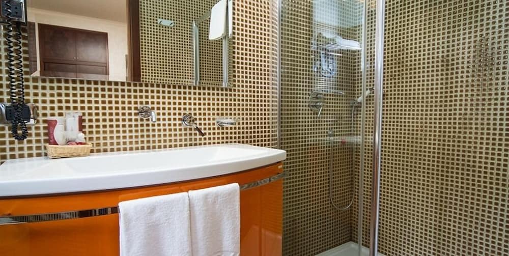 Classic Double or Twin Room, Accessible - Photo 6