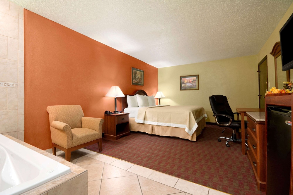 Studio Suite, 1 King Bed, Non Smoking photo 2