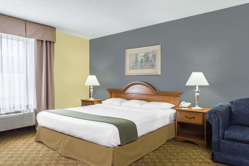 Standard Room, 1 King Bed - Photo 4
