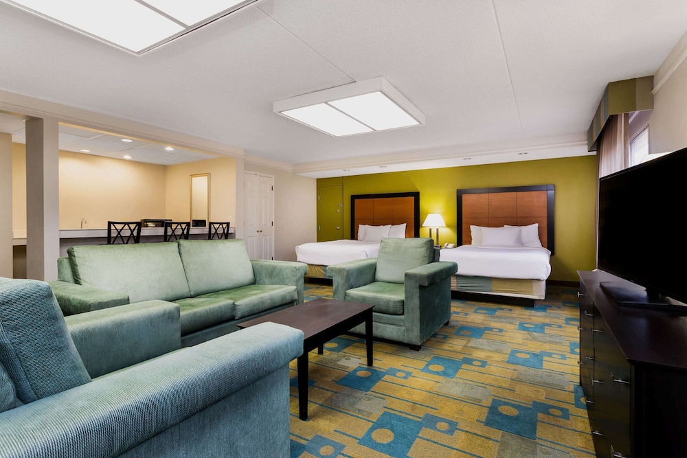 Deluxe Studio Suite, 2 Double Beds, Non Smoking photo 3