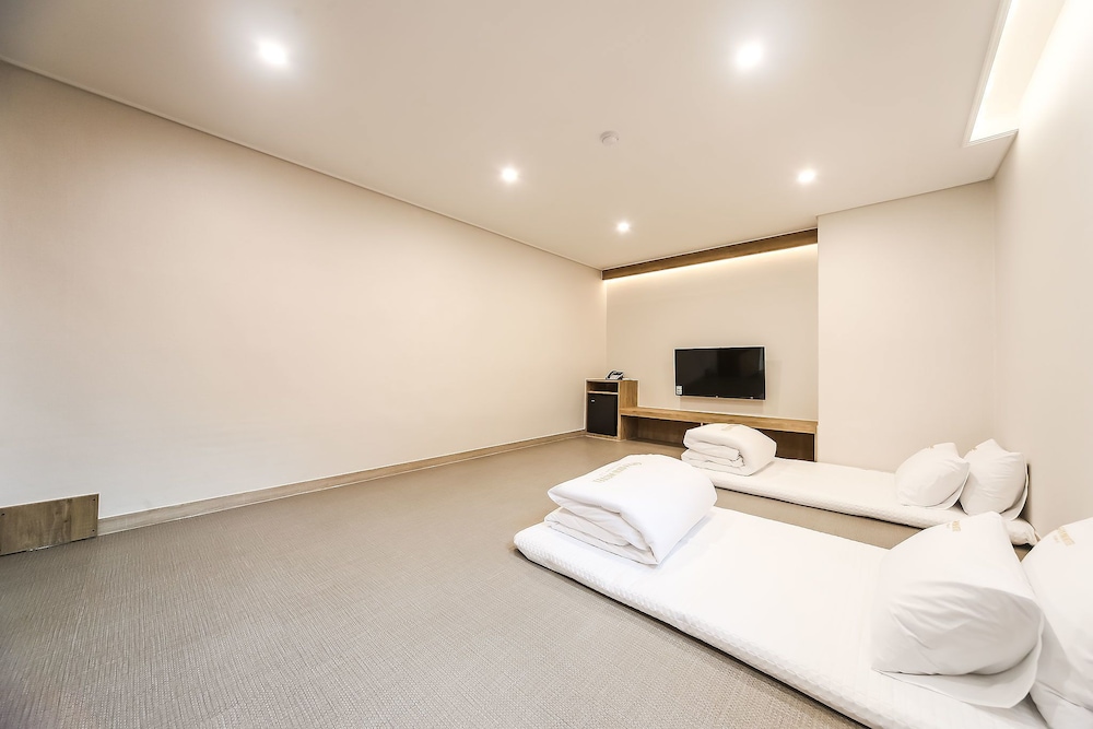 Family Room (Korean style heating) photo 2