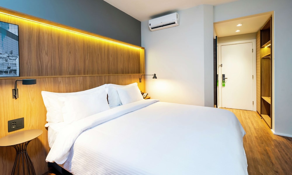 Room, 1 Queen Bed, Refrigerator thumbnail 6