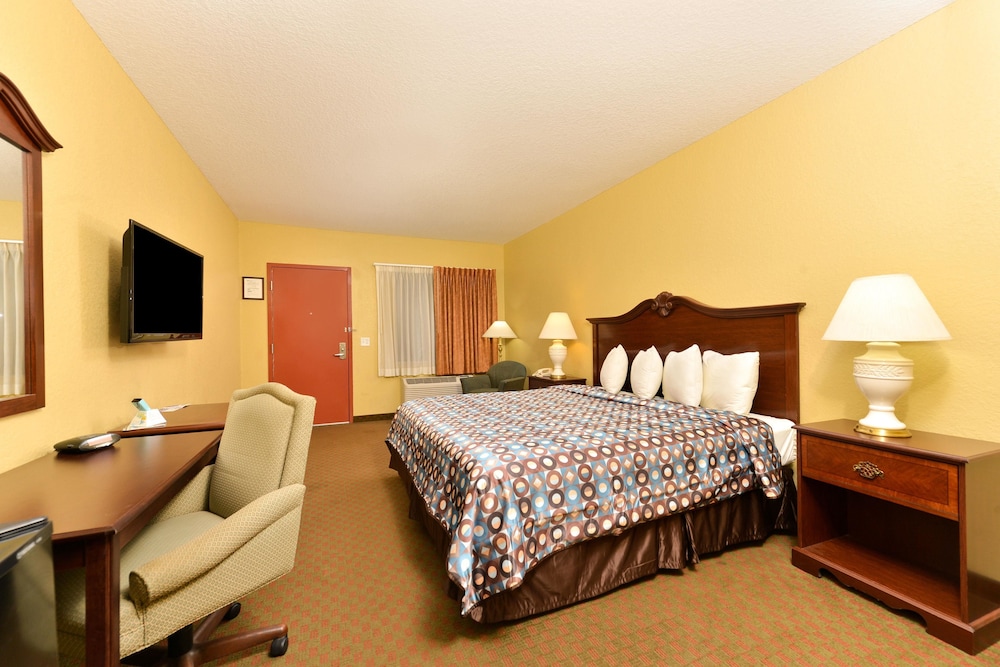 Deluxe Room, 1 King Bed, Smoking - Photo 1