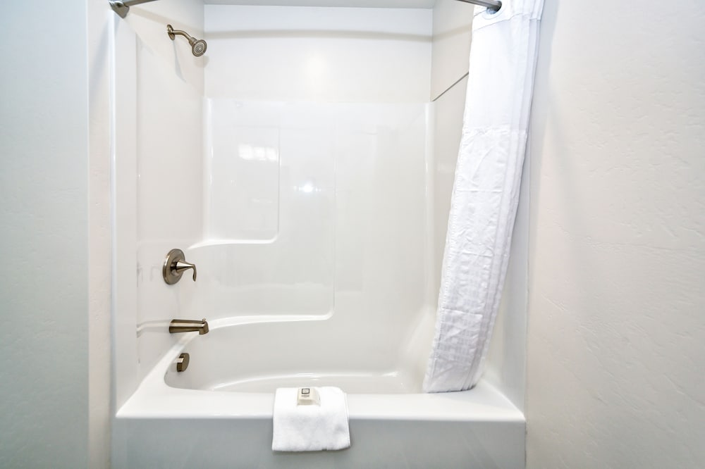 Standard Room, 1 Queen Bed - Shower/Tub Only - No Pets photo 2