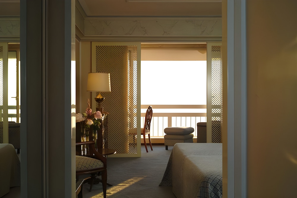 Executive Suite - Photo 2