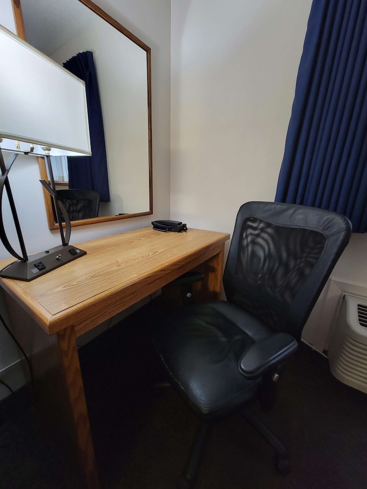 Standard Room, Multiple Beds, Non Smoking, Refrigerator & Microwave - Photo 7