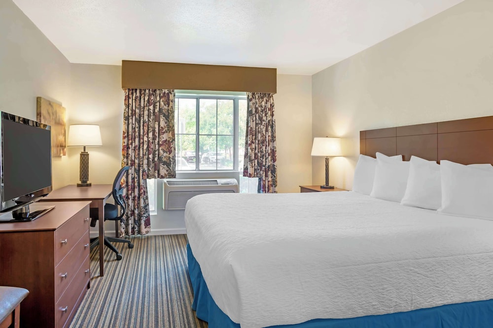 Suite, 1 King Bed, Non Smoking, Refrigerator & Microwave photo 2