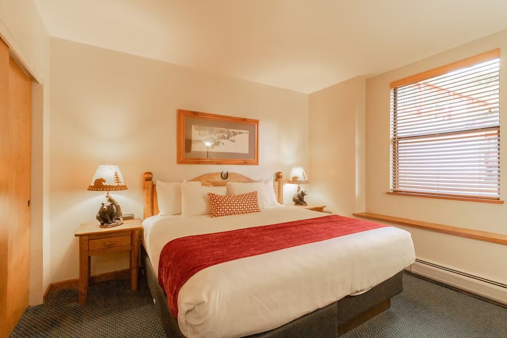 Superior Suite, 1 King Bed with Sofa bed, Hot Tub, Mountain View