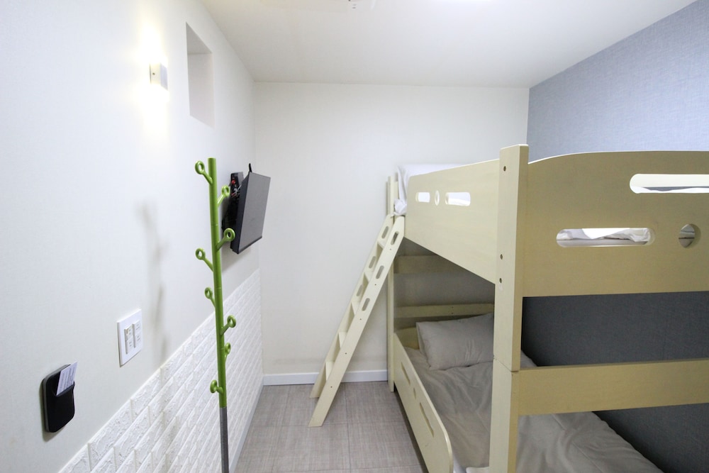 Economy Twin Room, No Windows - Photo 11