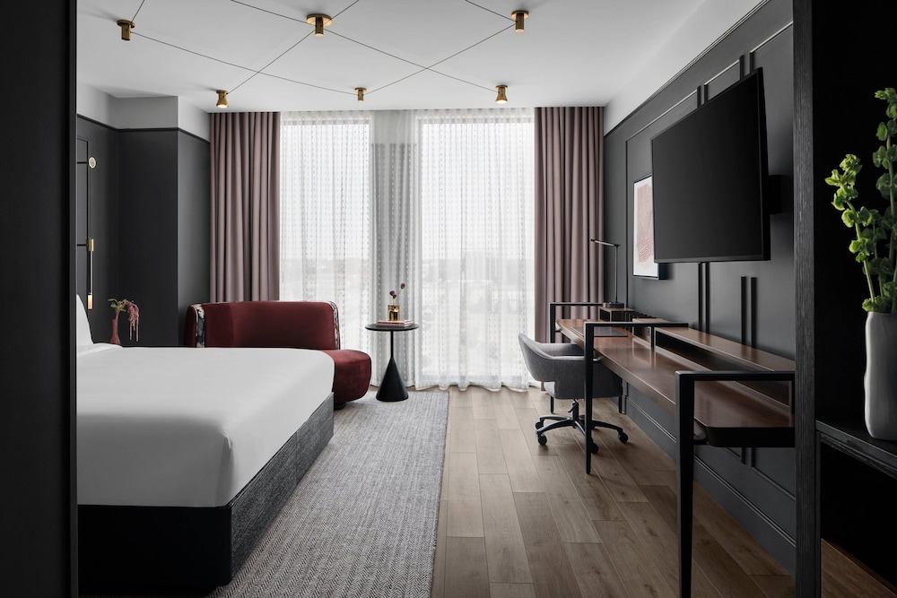 Deluxe Room, 1 King Bed - Photo 3
