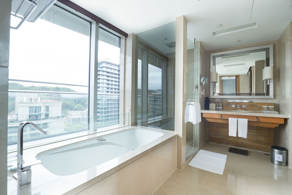 Room, 1 King Bed, Garden View - Photo 3