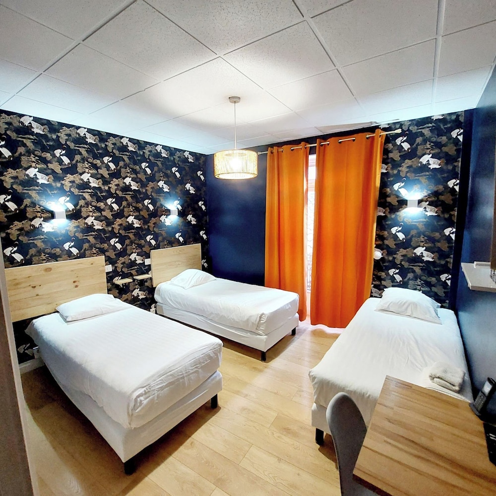 Standard Triple Room, Ensuite (CHAMBRE TRIPLE VUE COUR)
