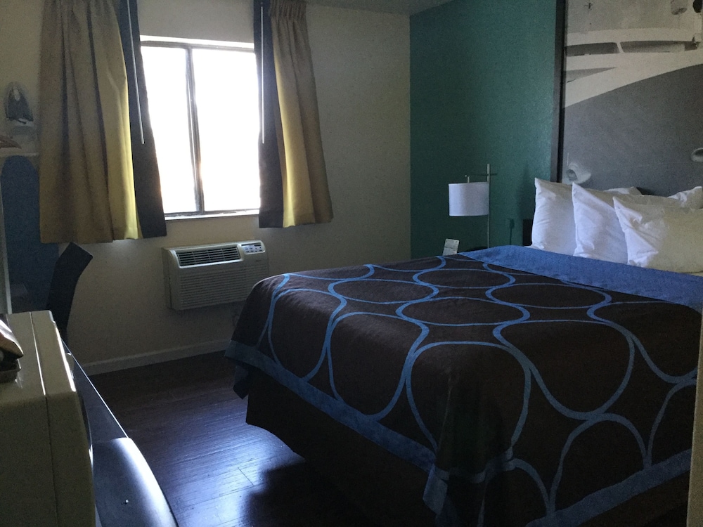 Suite, 1 King Bed, Accessible, Non Smoking (Mobility/Hearing, roll-in shower) photo 2