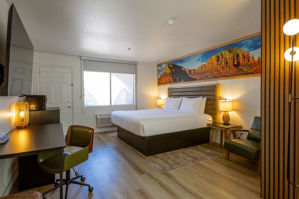 Deluxe Room, 1 King Bed, Patio, Mountain View - Photo 2