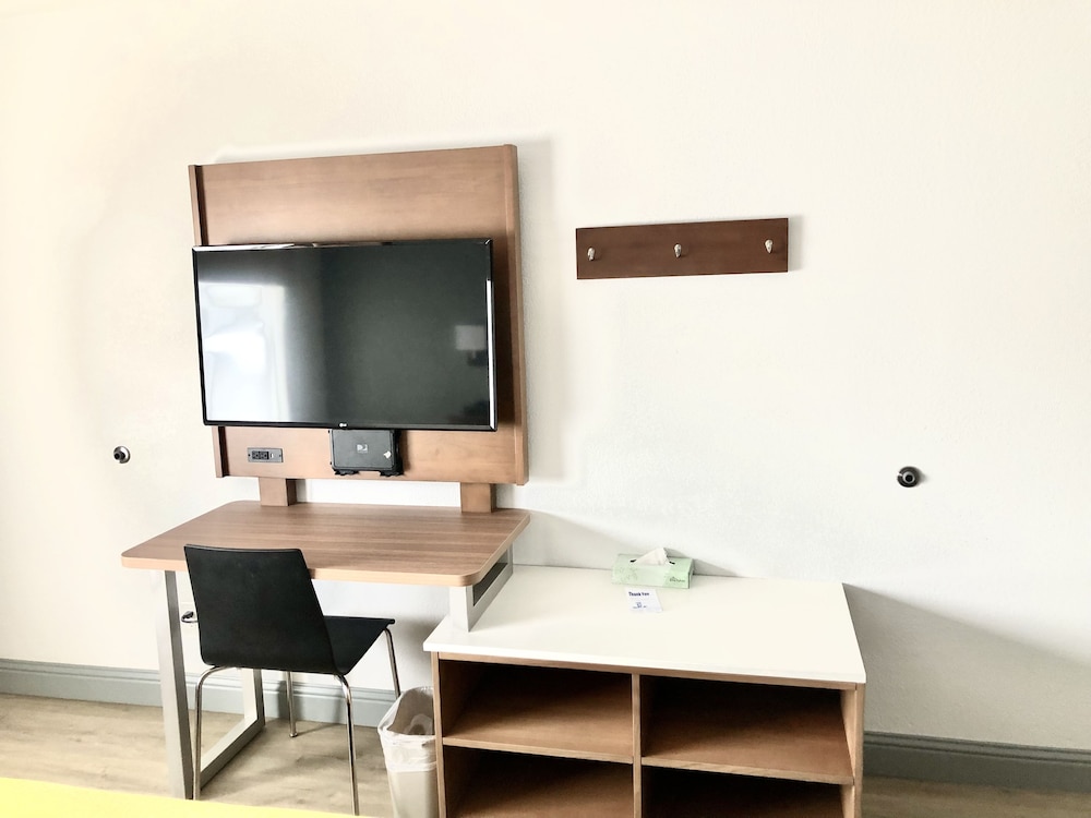 Room, Multiple Beds, Non Smoking - Photo 12