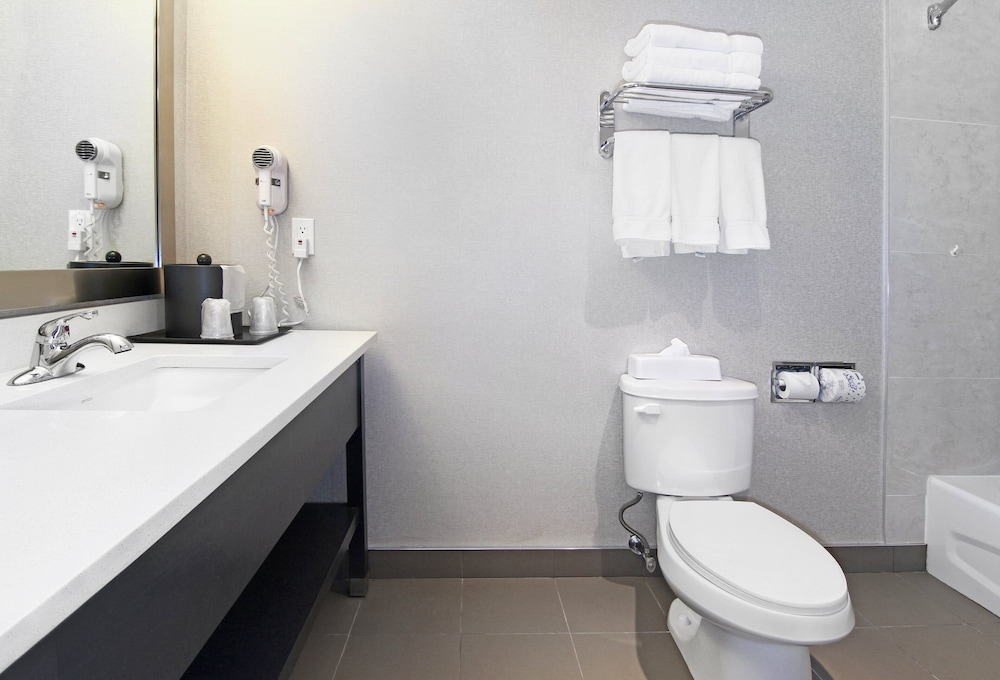 Standard Room, 1 Double Bed, Accessible (Roll-In Shower) - Photo 4