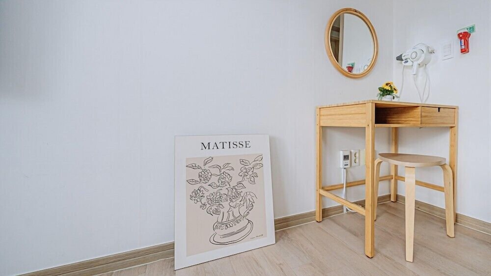 Room (203) photo 2