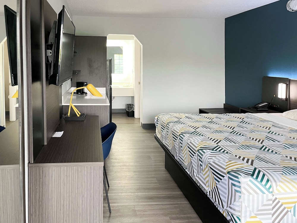 Standard Room, 1 King Bed, Accessible, Non Smoking - Photo 2