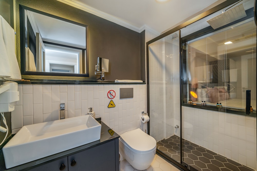Deluxe Suite, Sea View - Photo 4
