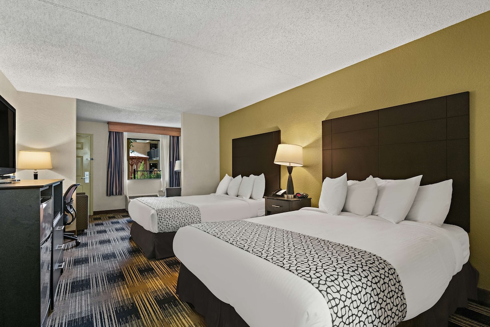 Junior Suite, 2 Queen Beds, Non Smoking, Refrigerator & Microwave (Shower Only;With Sofabed) photo 1