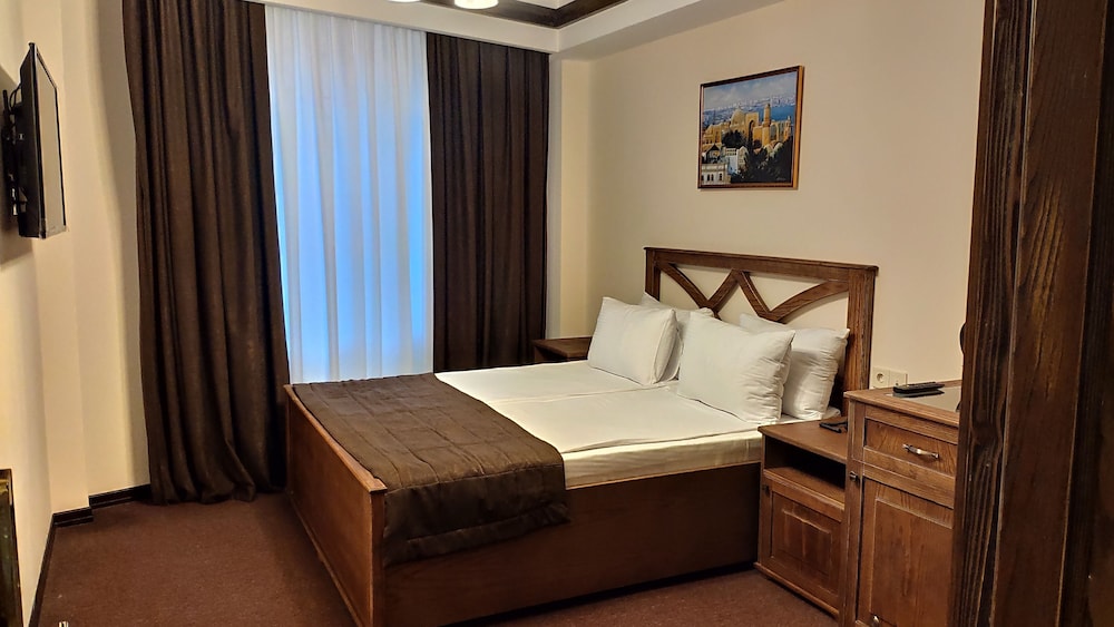 Deluxe Double Room, 1 Queen Bed, City View photo 3