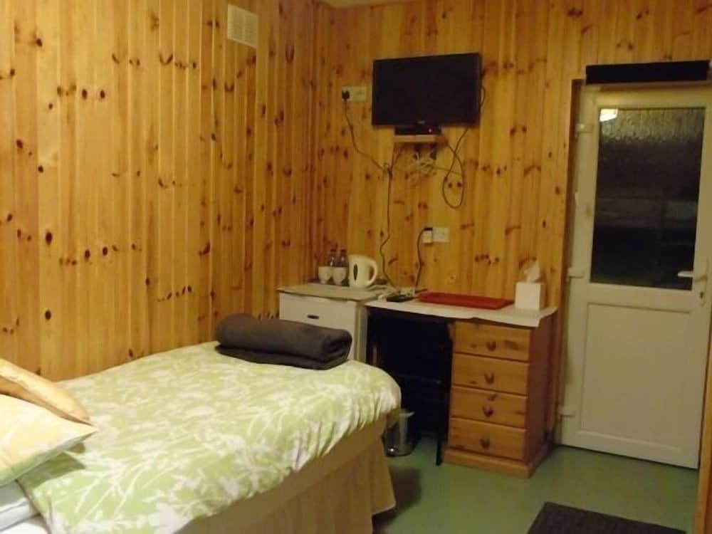 Basic Triple Room, Ensuite photo 3