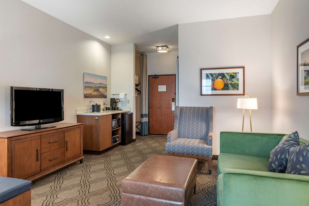 Suite, 2 Queen Beds, Non Smoking, Refrigerator & Microwave (Oversized Room) - Photo 4