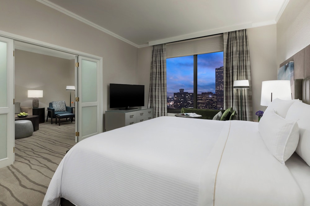 Suite, 1 King Bed, City View - Photo 4