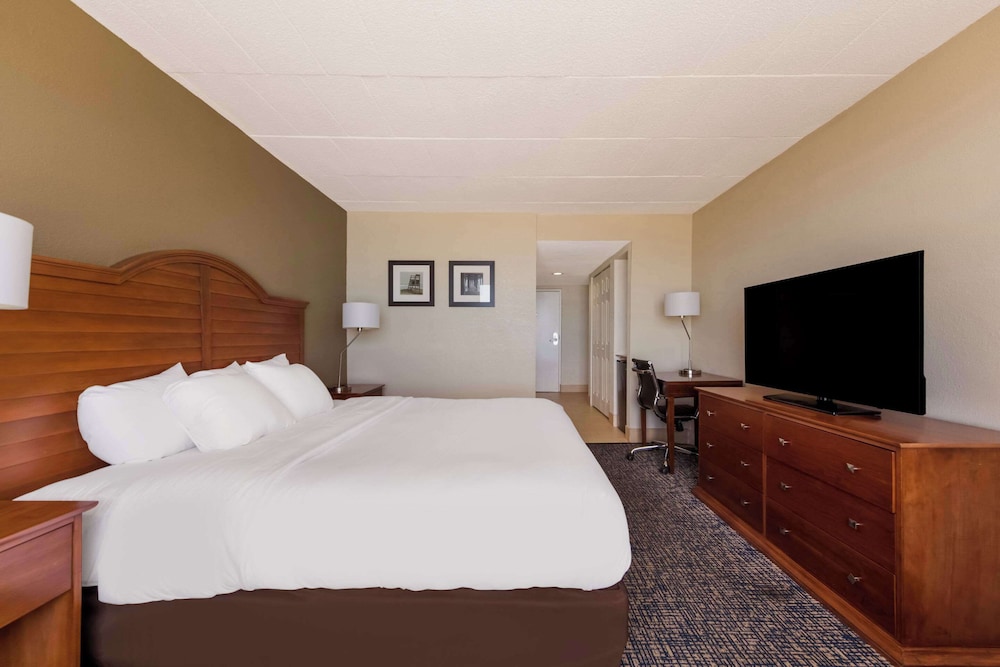 Standard Room, 1 King Bed, Non Smoking - Photo 2