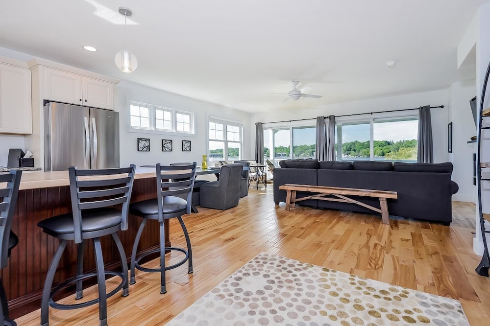 Condo, 3 Bedrooms, Lake View photo 2