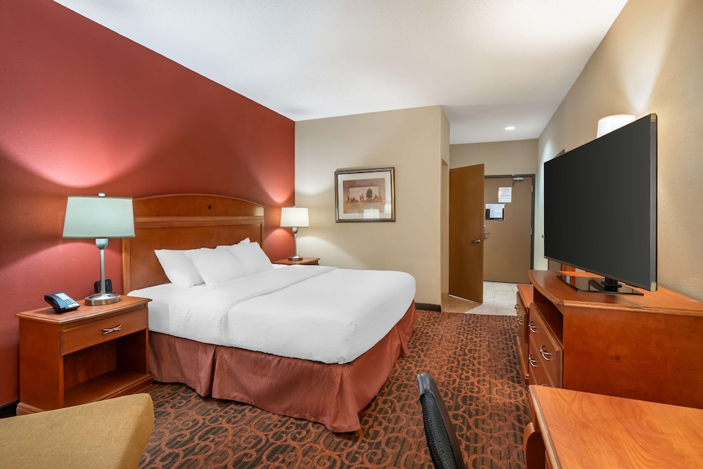 Standard Room, 1 King Bed, Accessible, Non Smoking - Photo 2