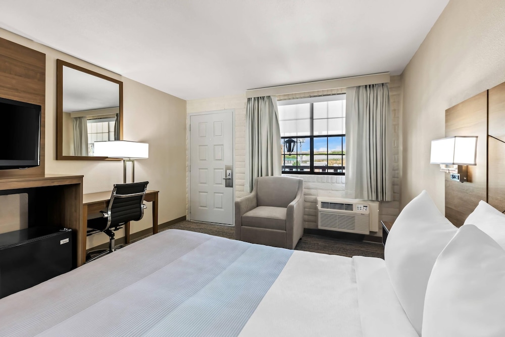 Standard Room, 1 Queen Bed, Non Smoking - Photo 5