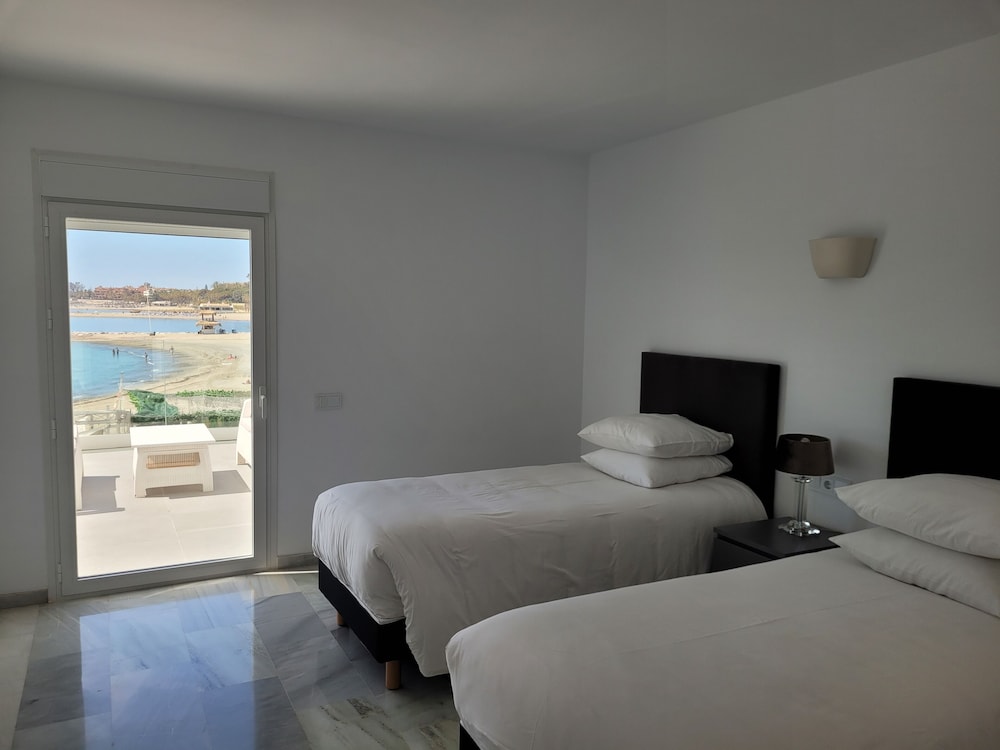 Deluxe 4 Bedroom Apt with Sea View and hot tub (8 pax)