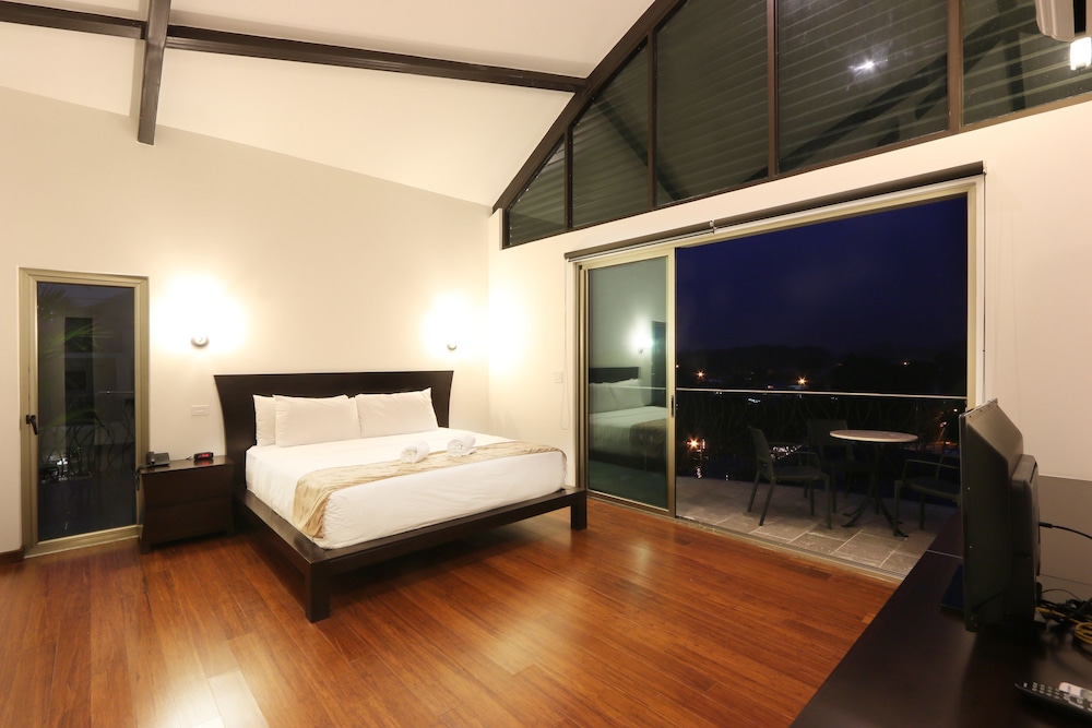 Indian Ocean Penthouse, 3 Bedrooms, 3 Bathrooms, Kitchen &amp; 2 plunge pools photo 2