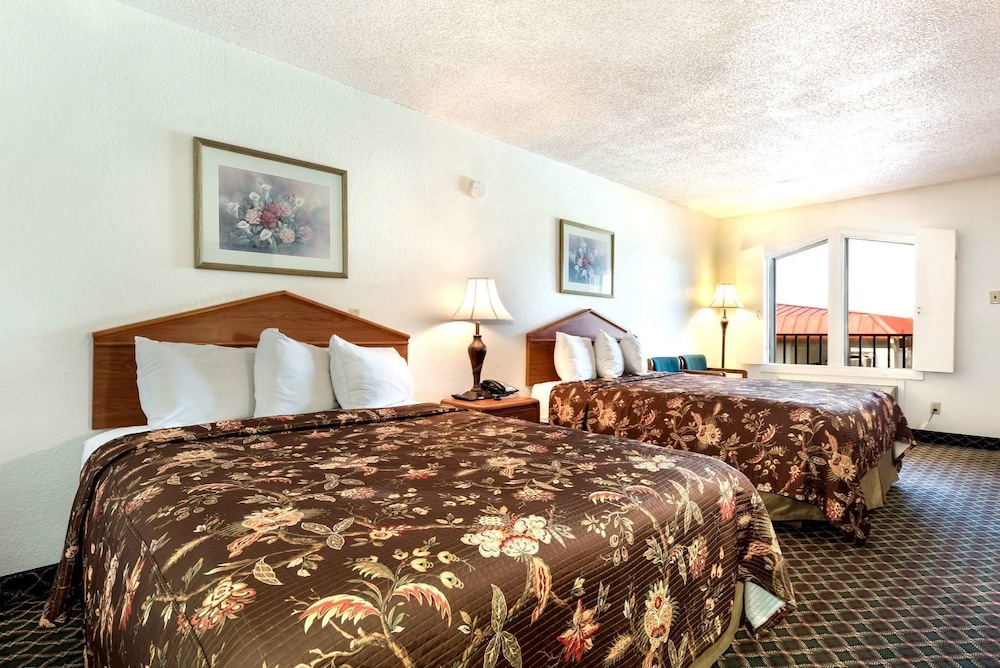Room, 2 Queen Beds, Non Smoking - Photo 4