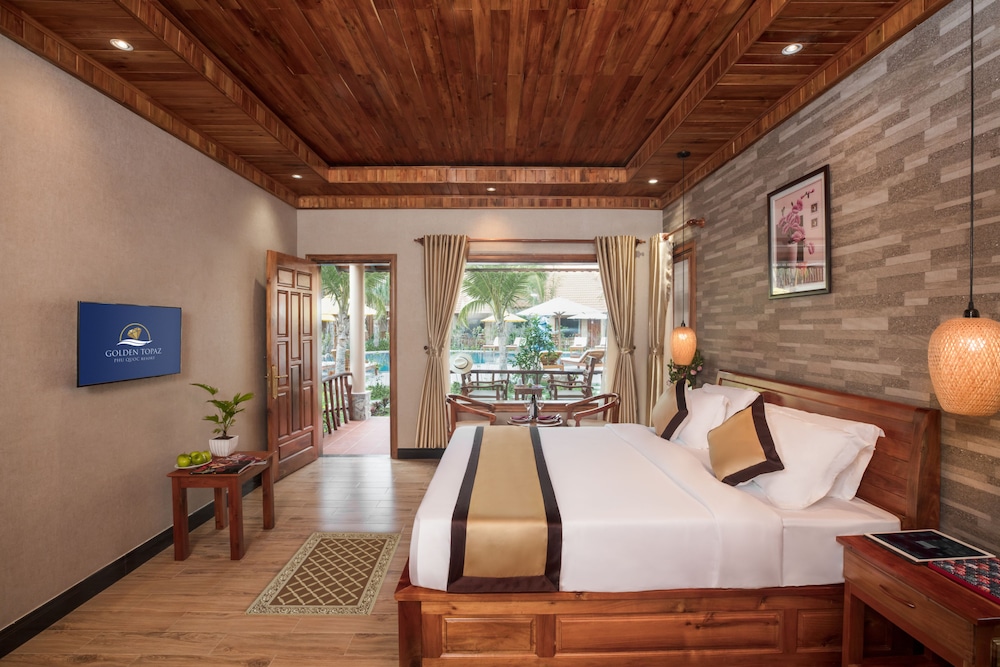 Superior Bungalow, 1 Queen Bed, Pool View photo 3