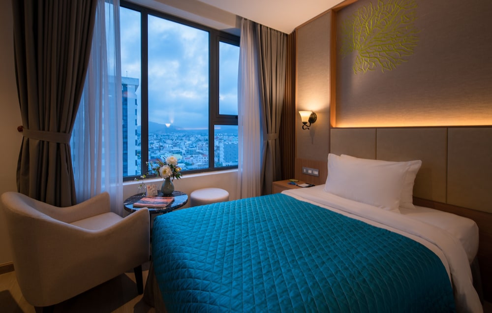 Superior Triple Room, City View - Photo 16