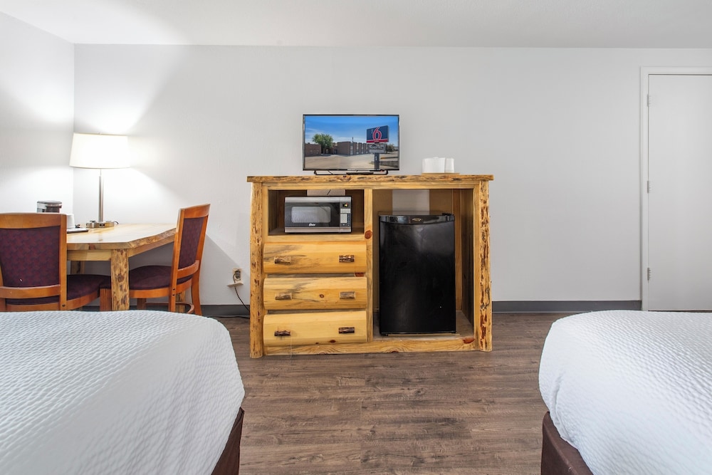 Standard Room, 1 King Bed, Non Smoking, Refrigerator & Microwave - Photo 2