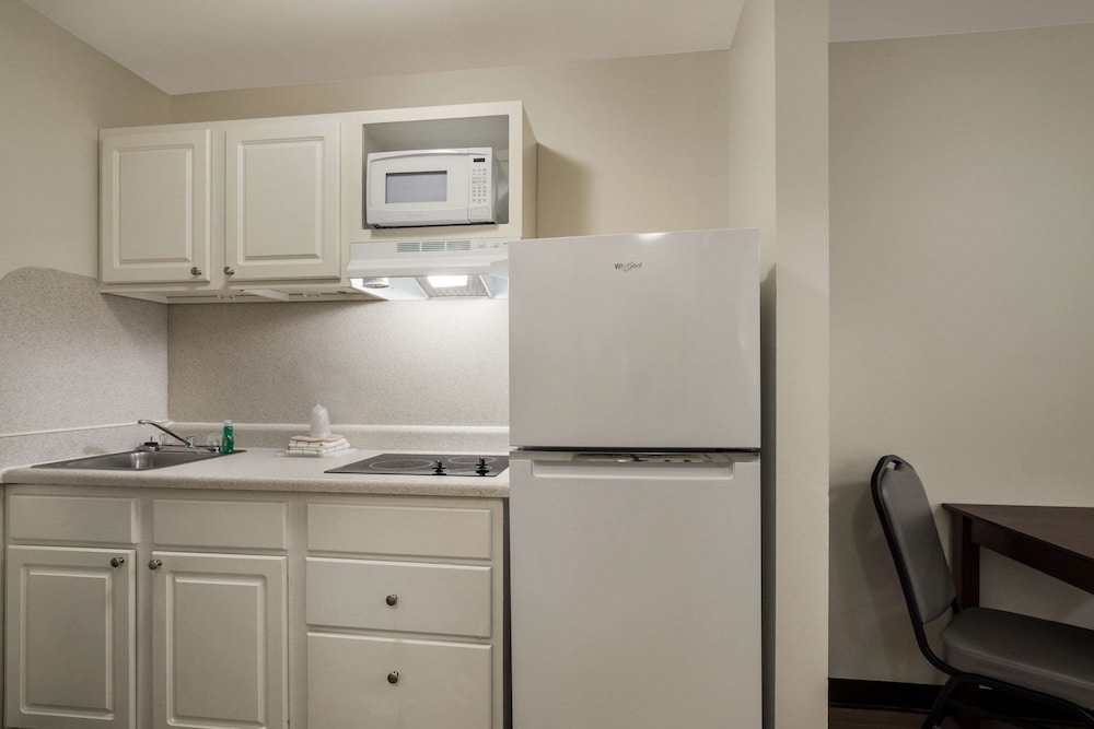 Room, 1 Queen Bed, Non Smoking (Renovated), photo 6