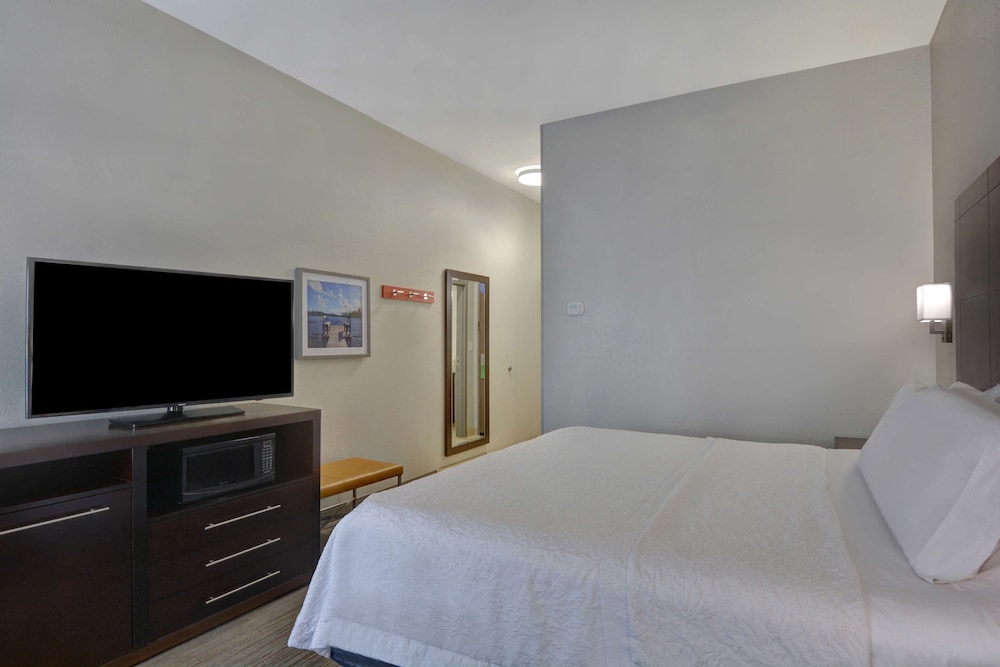 Room, 1 King Bed, Refrigerator & Microwave - Photo 2