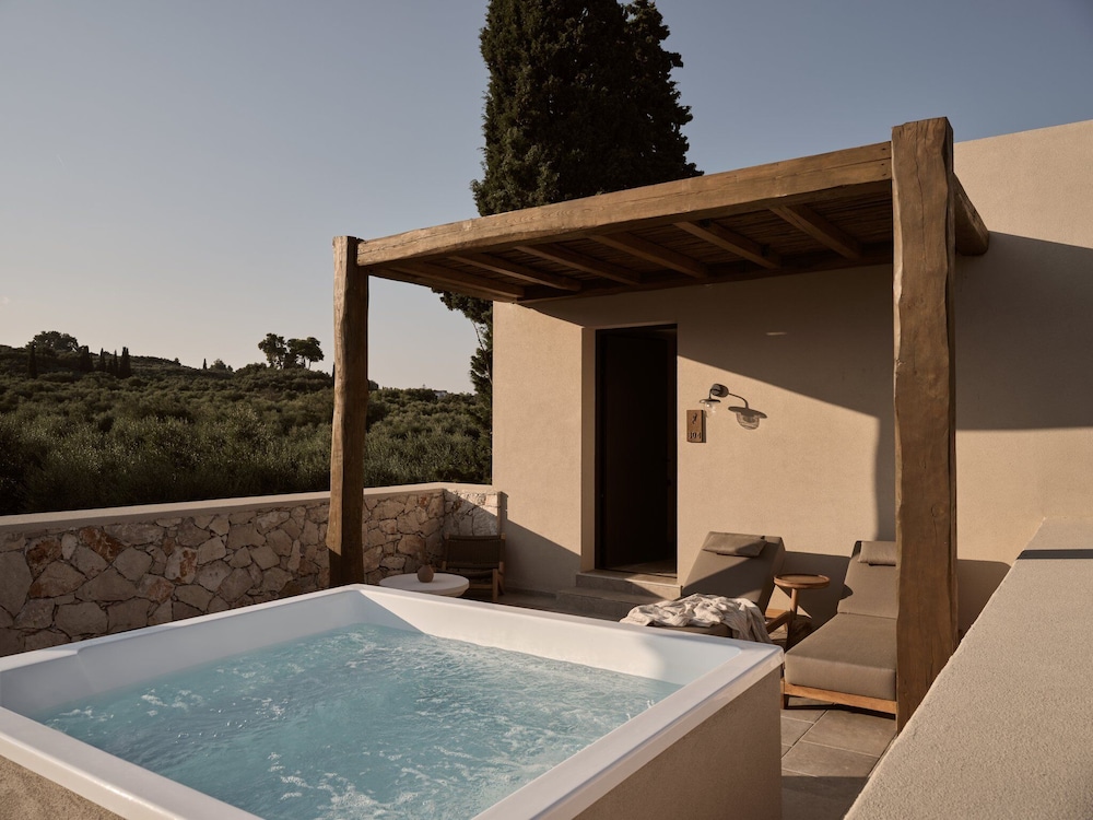 Elite Suite with Hot Tub and Partial Sea View - Photo 3