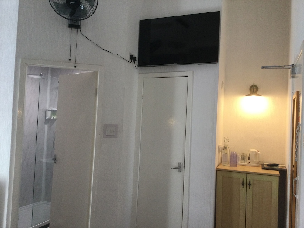 Rear Facing Twin Room photo 3
