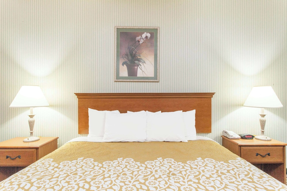 Deluxe Room, 1 King Bed, Non Smoking - Photo 2