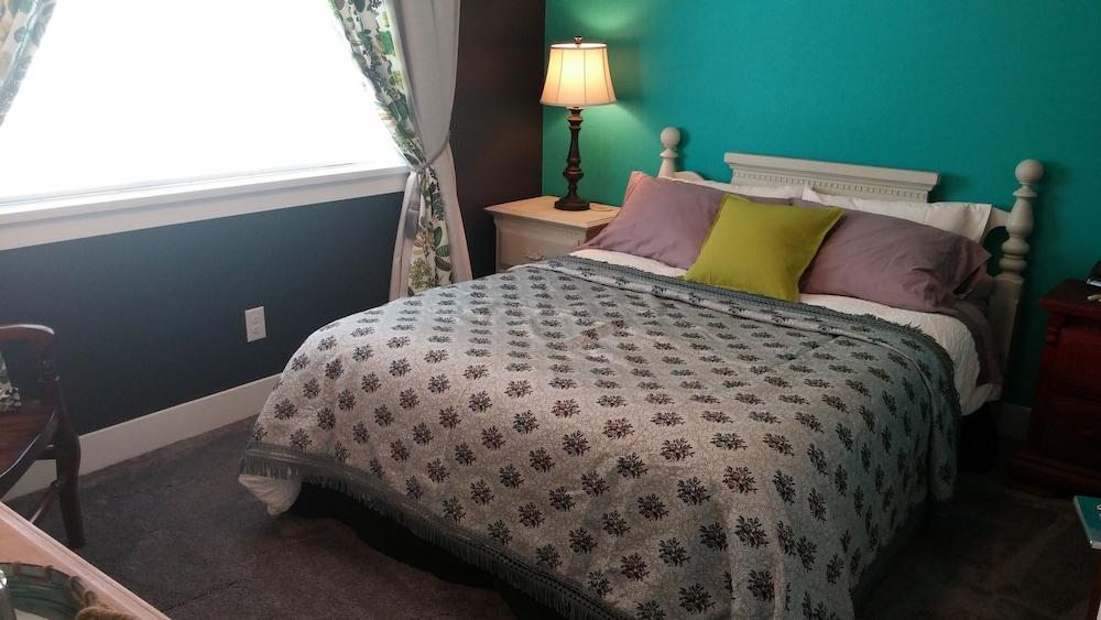 Deluxe Room, 1 Queen Bed photo 1