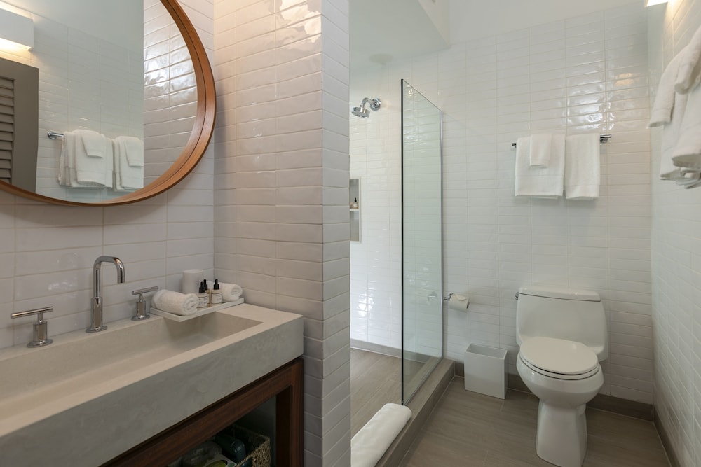Luxury Room, 1 King Bed, Ocean View photo 3